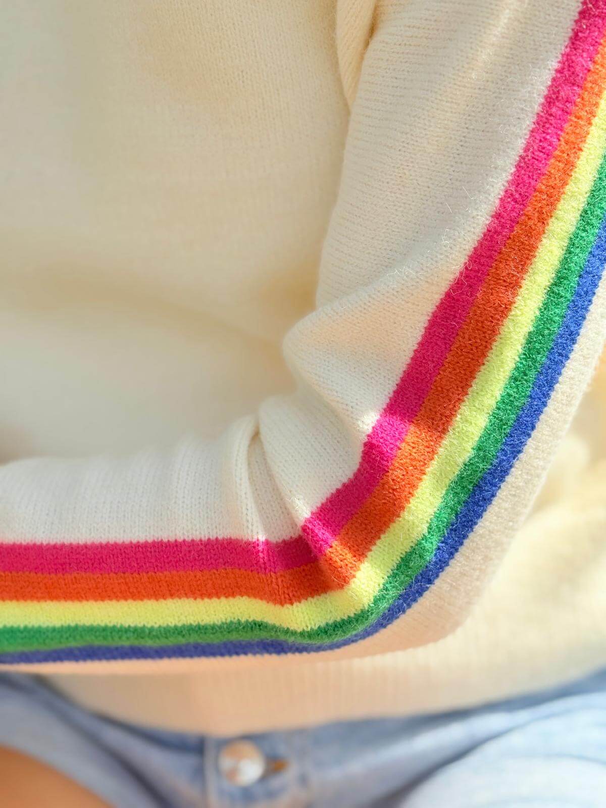 Pull femme léger en maille avec rayures colorées sur les manches détail