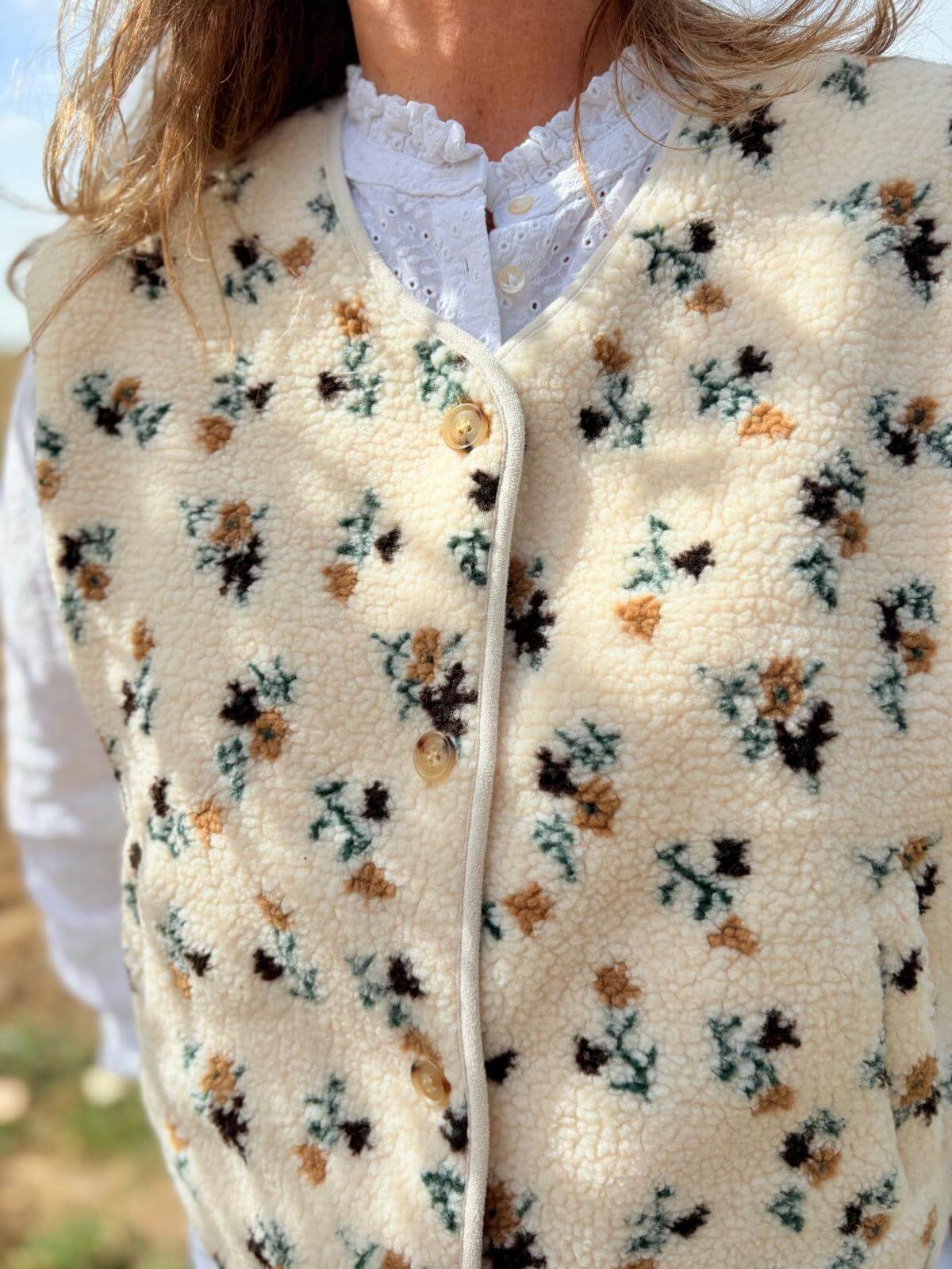 Veste bohème chic femme motif fleuri automnal fermée avec boutons