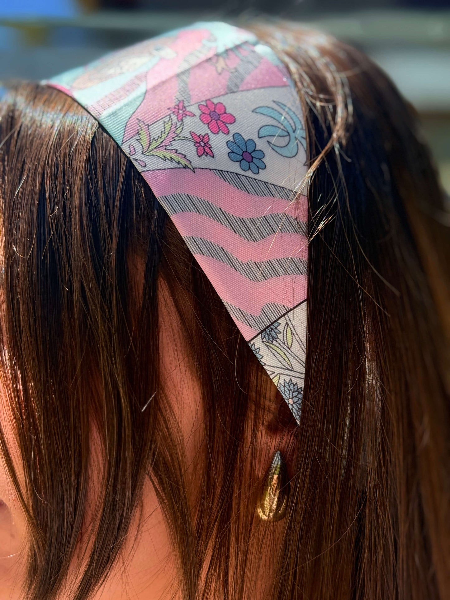Foulard romantique fleurs pastel bandeau cheveux détails