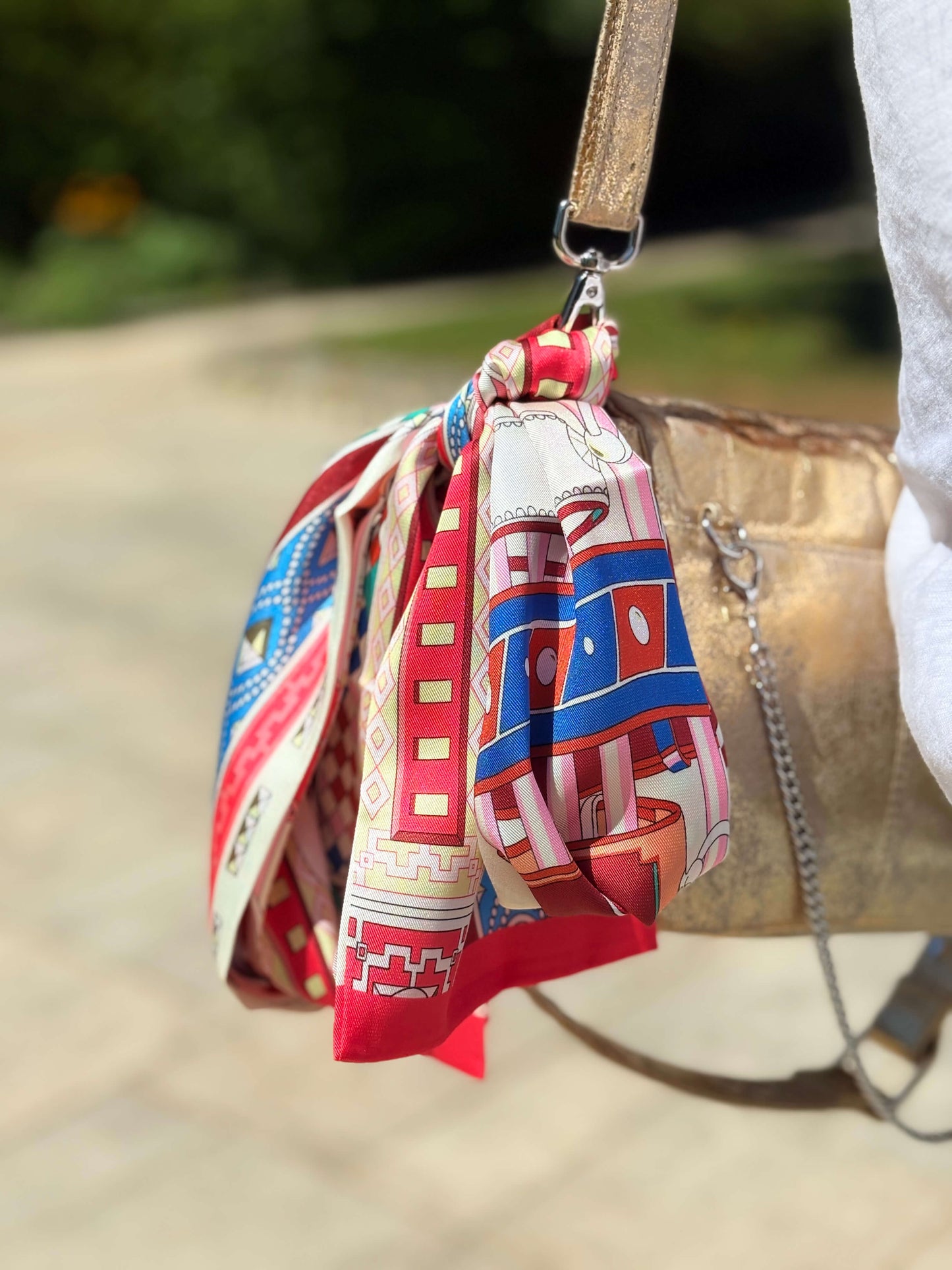 Foulard beige et multicolore accroche sac