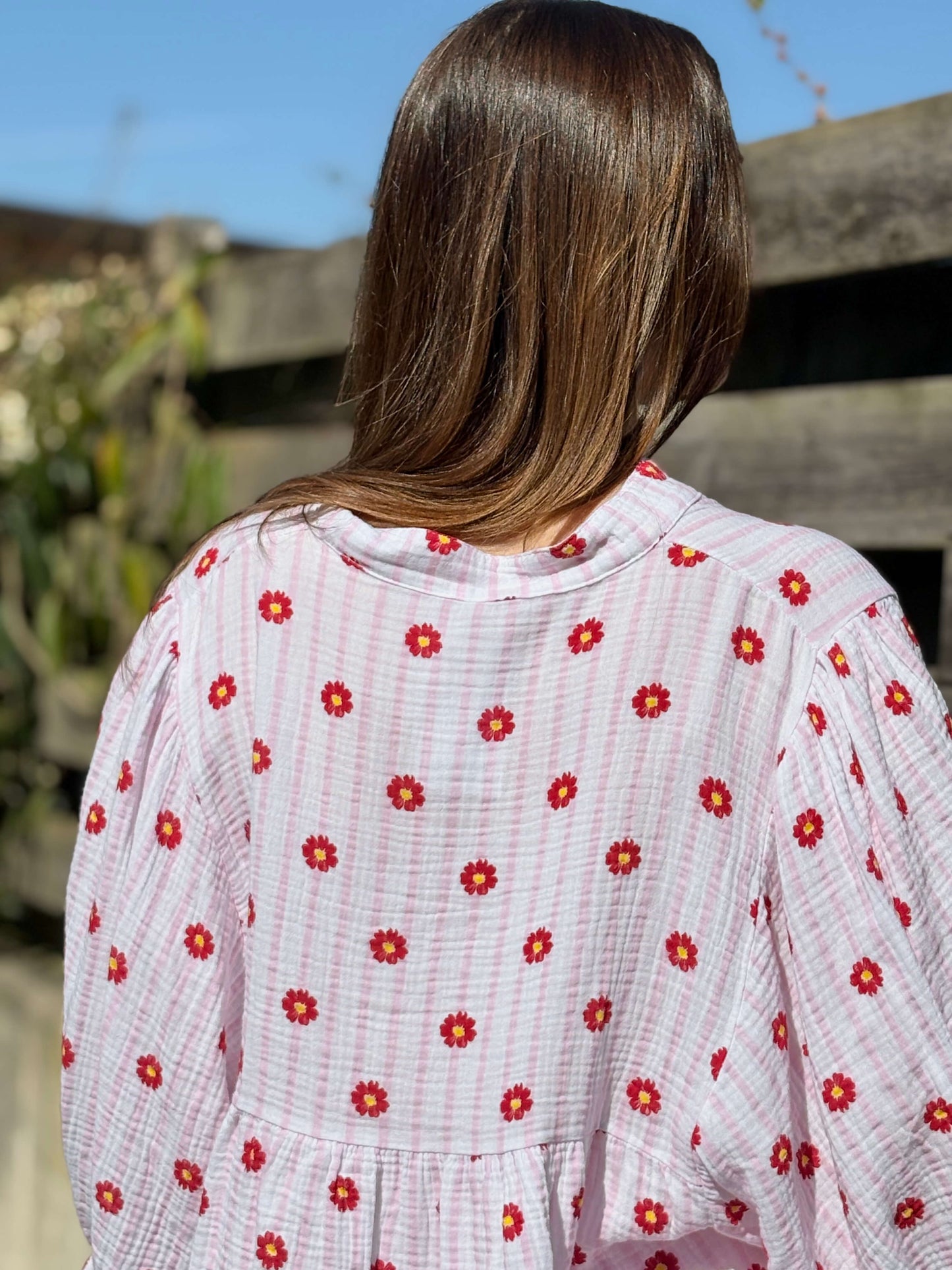 Blouse marguerites roses fluide bohème détails dos imprimé floral– La Bohème Parisienne