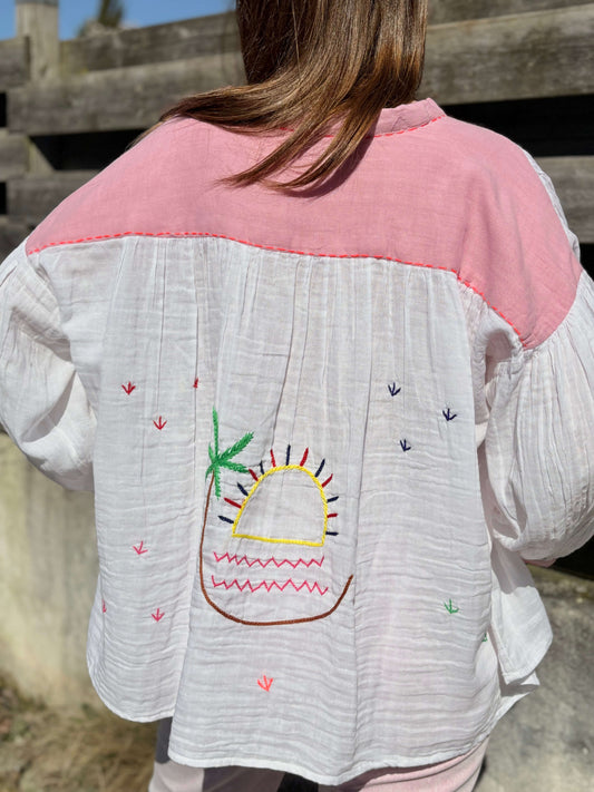 Dos de la chemise brodée avec motif coucher de soleil