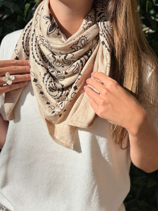 Foulard bandana femme carré porté en triangle