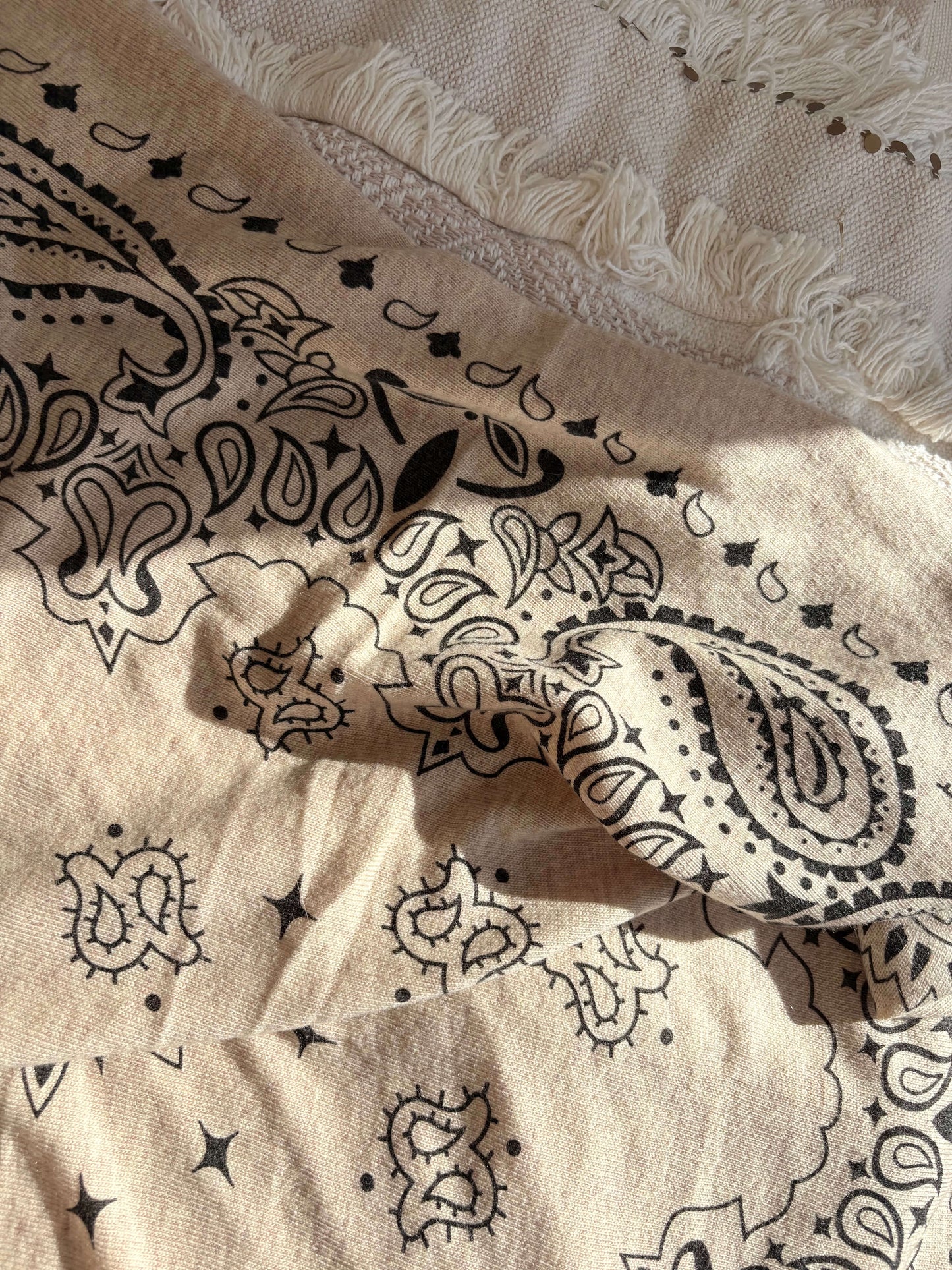 Détail foulard bandana femme carré porté en triangle