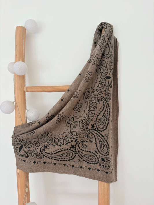 Foulard taupe avec motif bandana tout doux