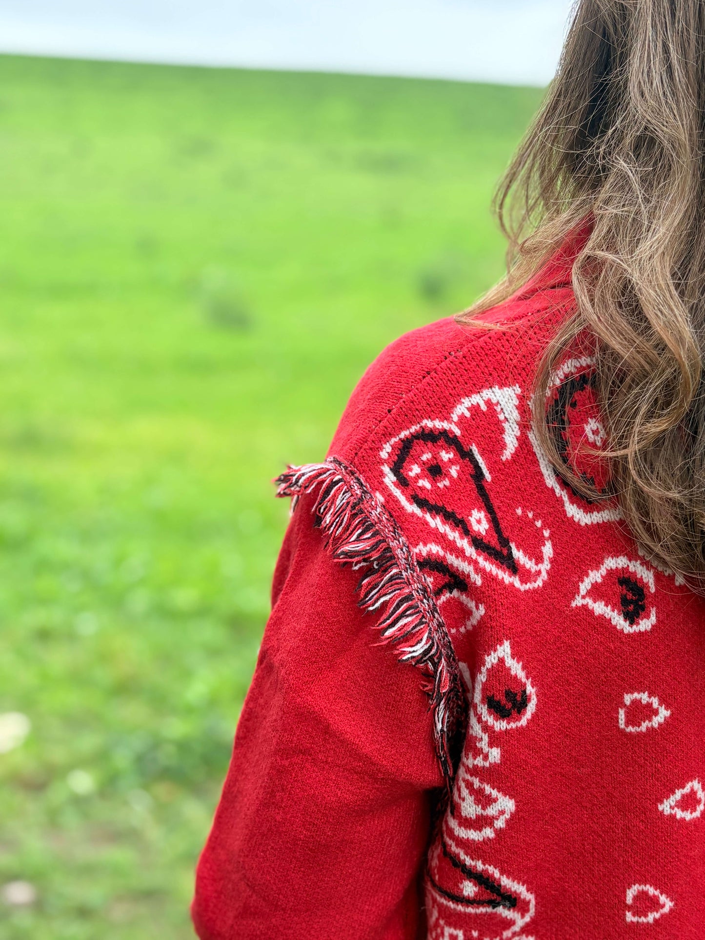 Détails franges veste femme douce et chaude avec cachemire rouge