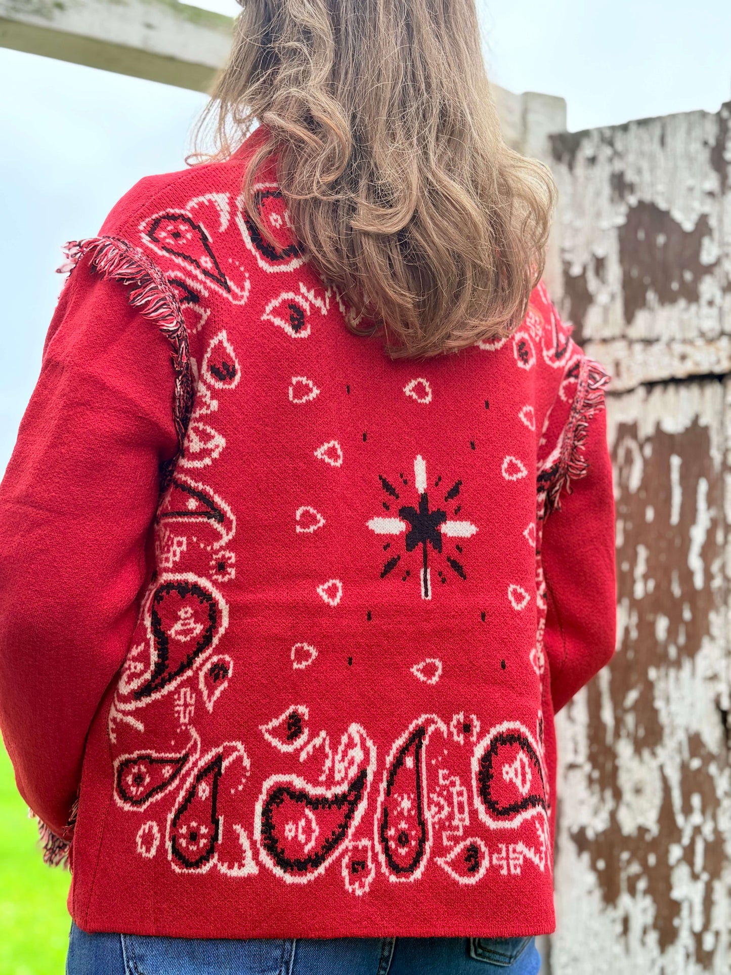 Dos veste femme rouge cachemire avec détails frangés