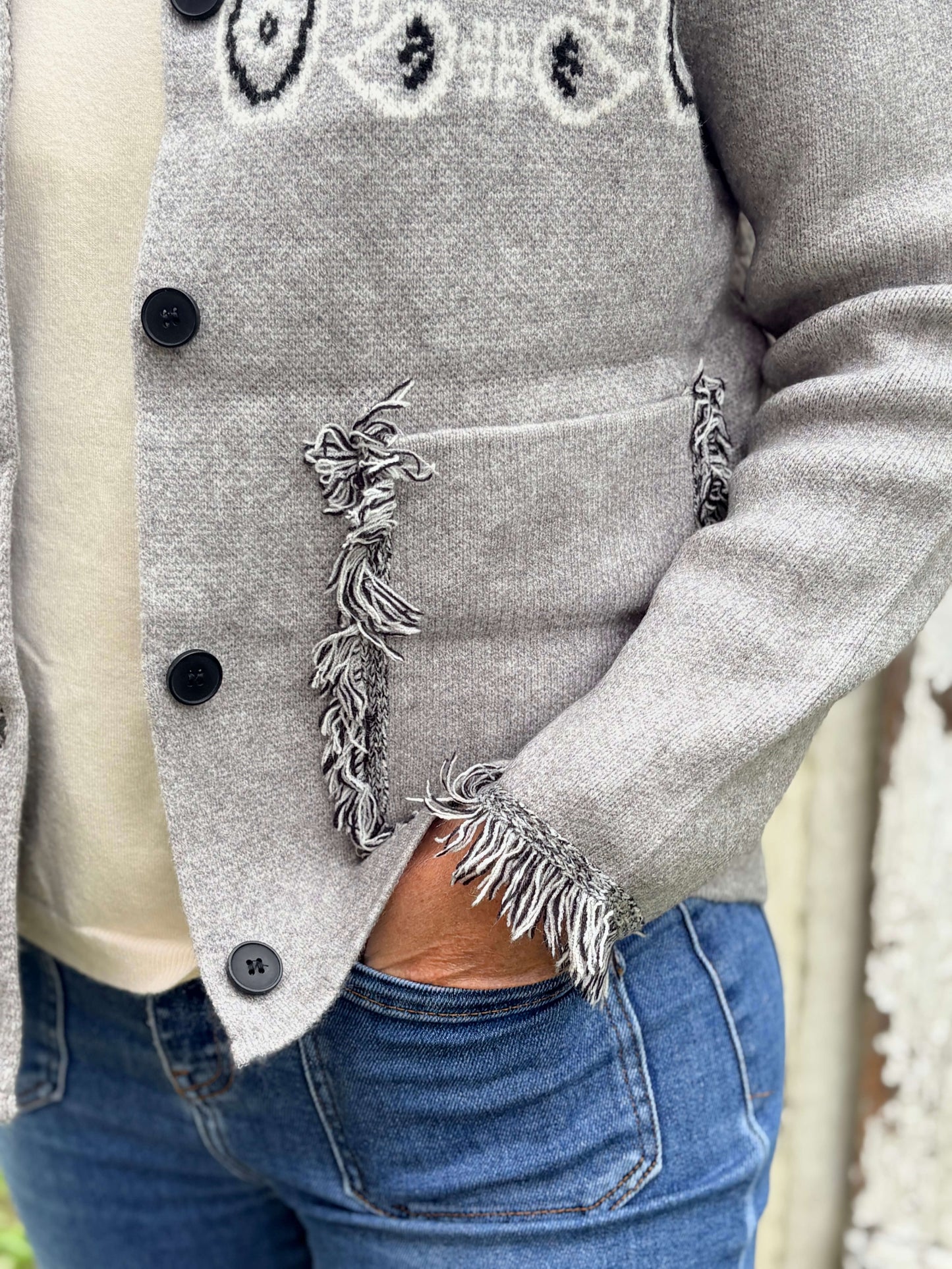 Détail poches et manches veste femme motif bandana
