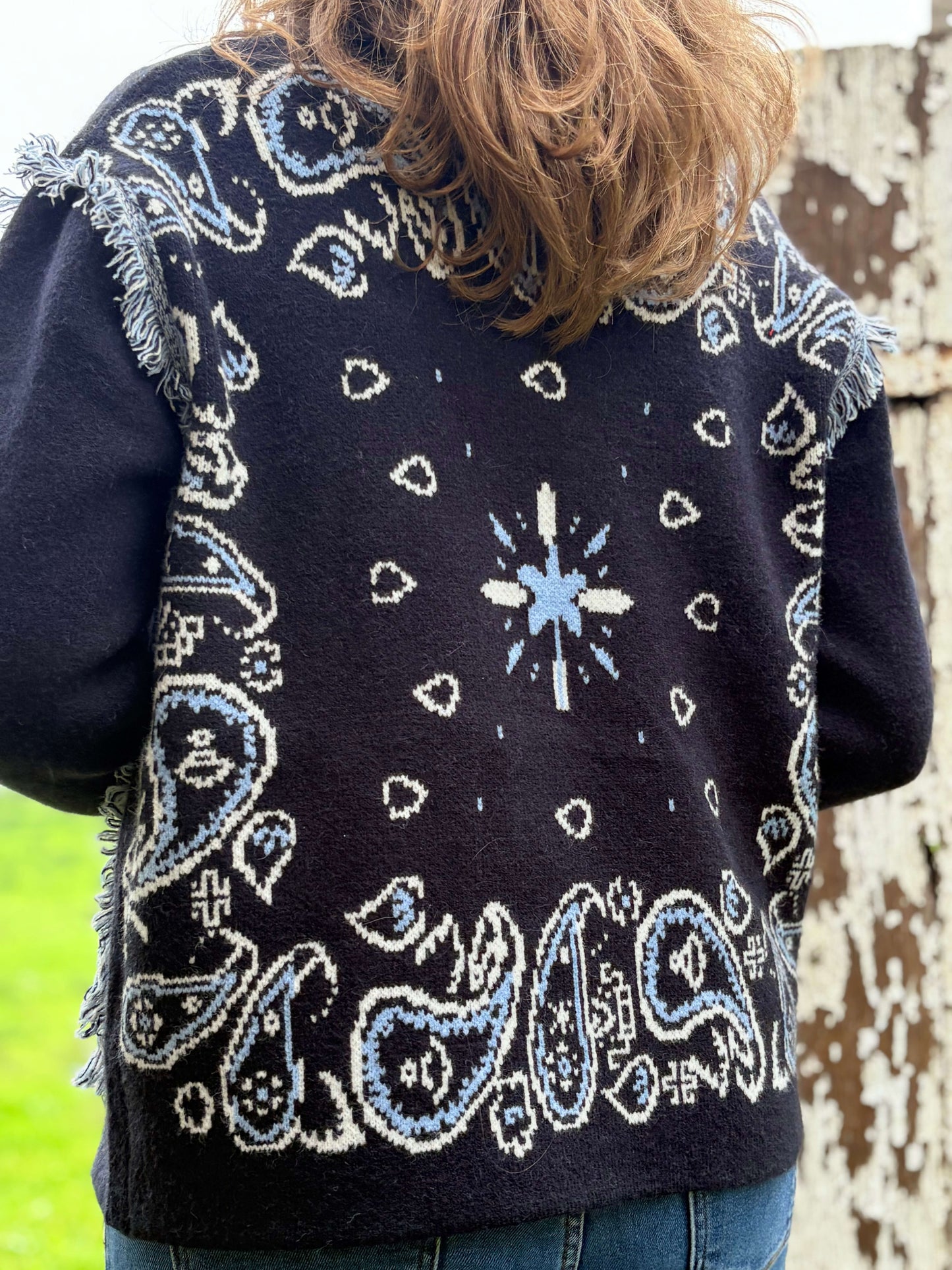 Détails dos veste femme motif bandana et franges bohème chic