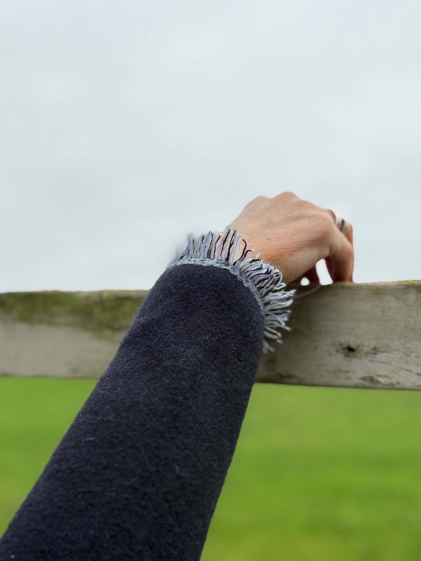 Détail manche veste femme douce et chaude avec cachemire bleu marine