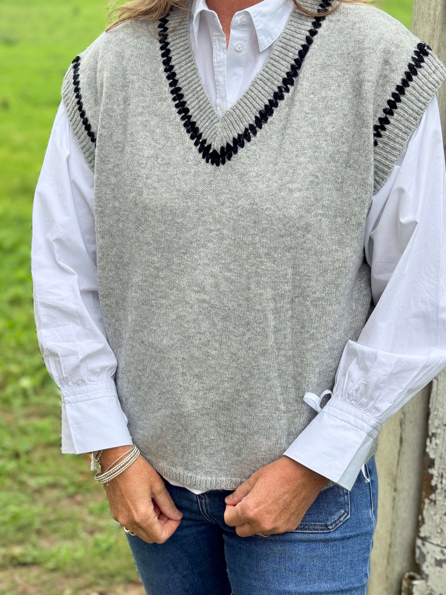 Pull gris clair femme col V avec liseré noir