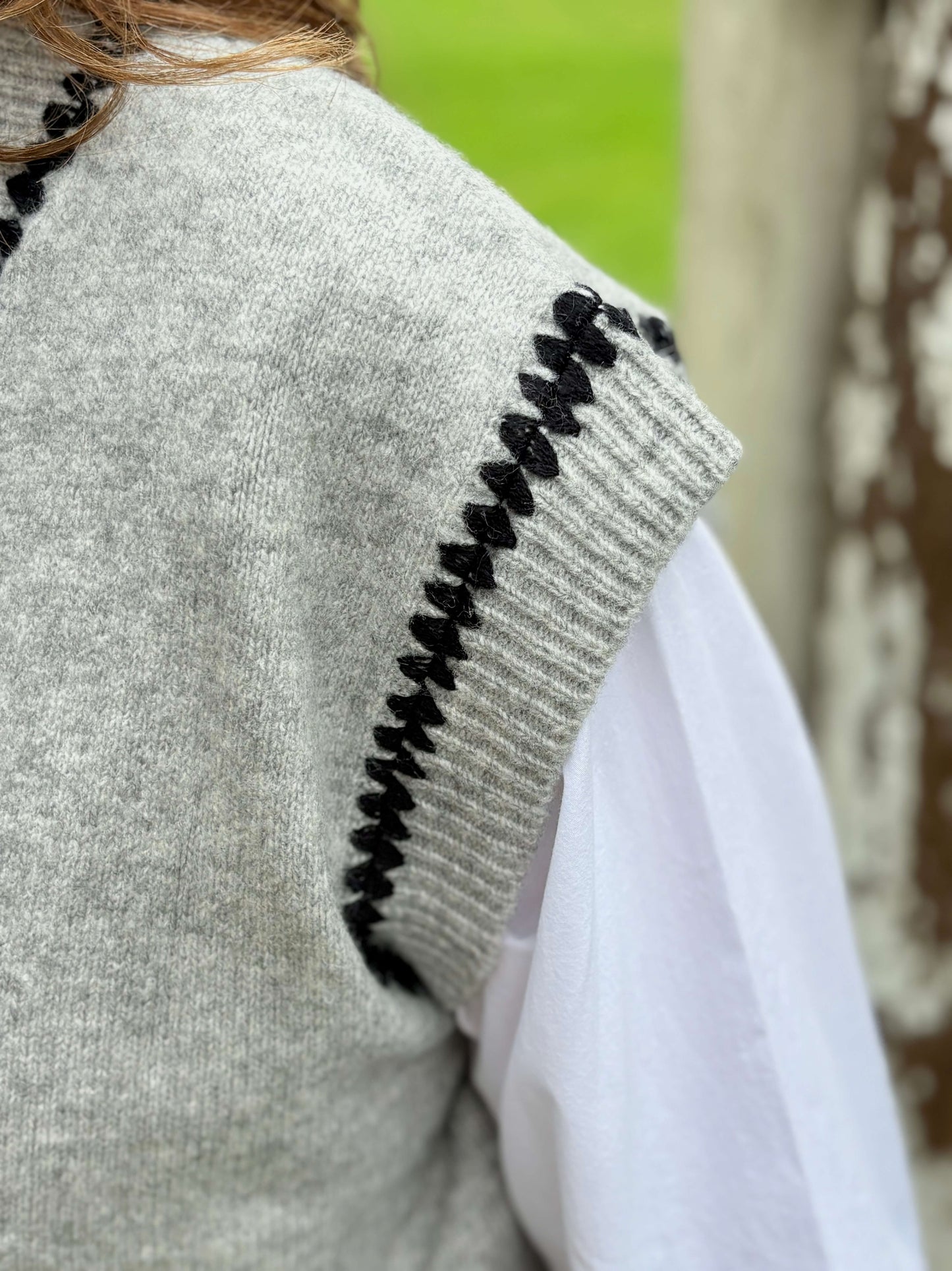 Détails pull sans manches en maille douce gris clair