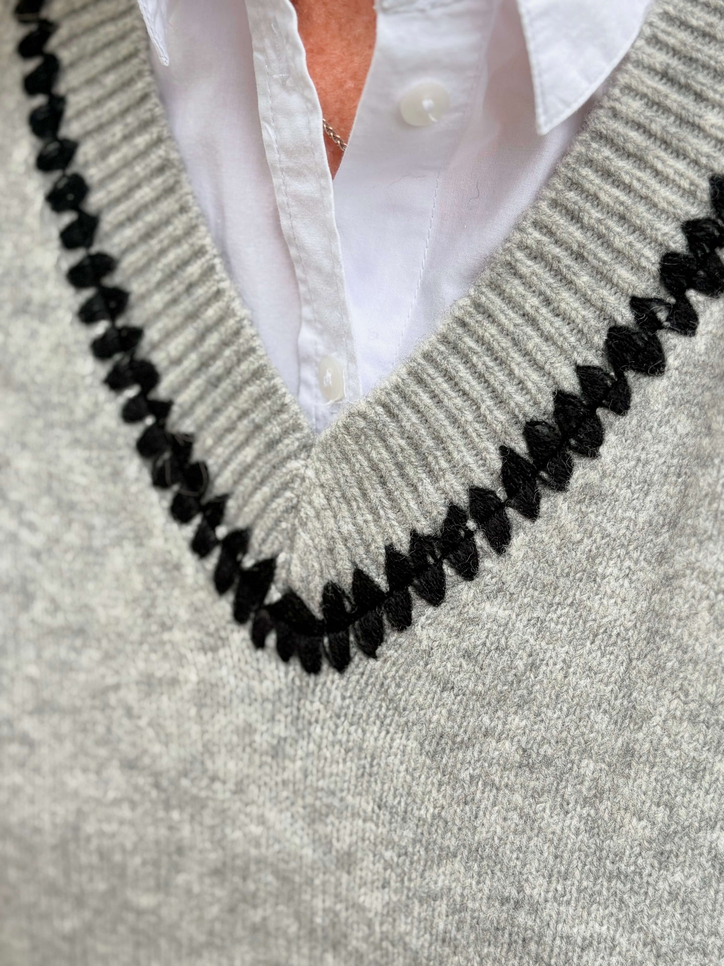 Col V pull sans manches en maille douce gris clair