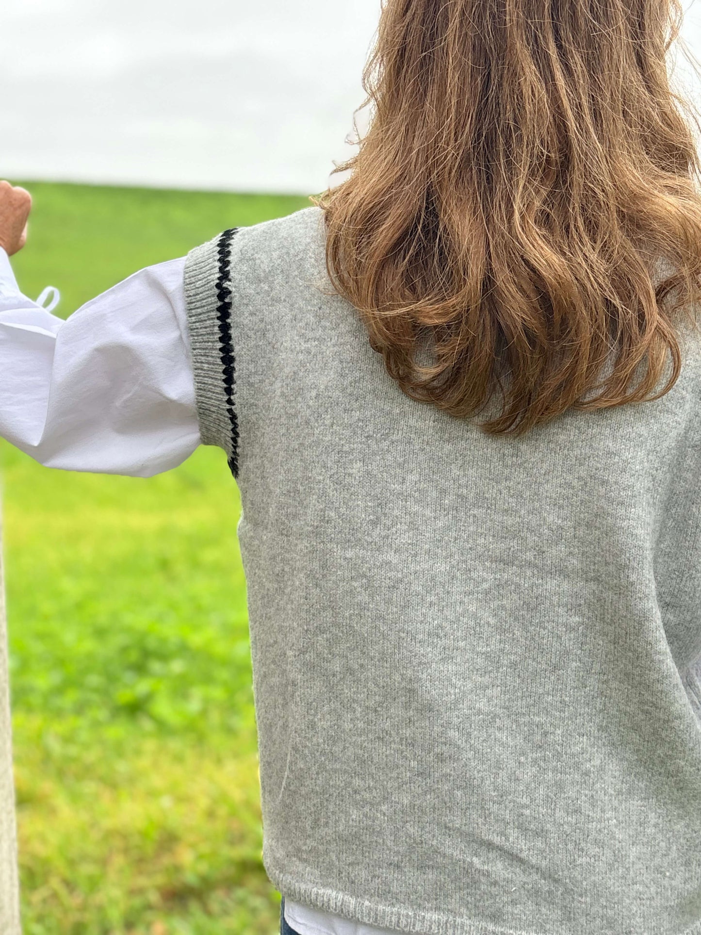 Dos pull sans manches femme gris col V contrasté