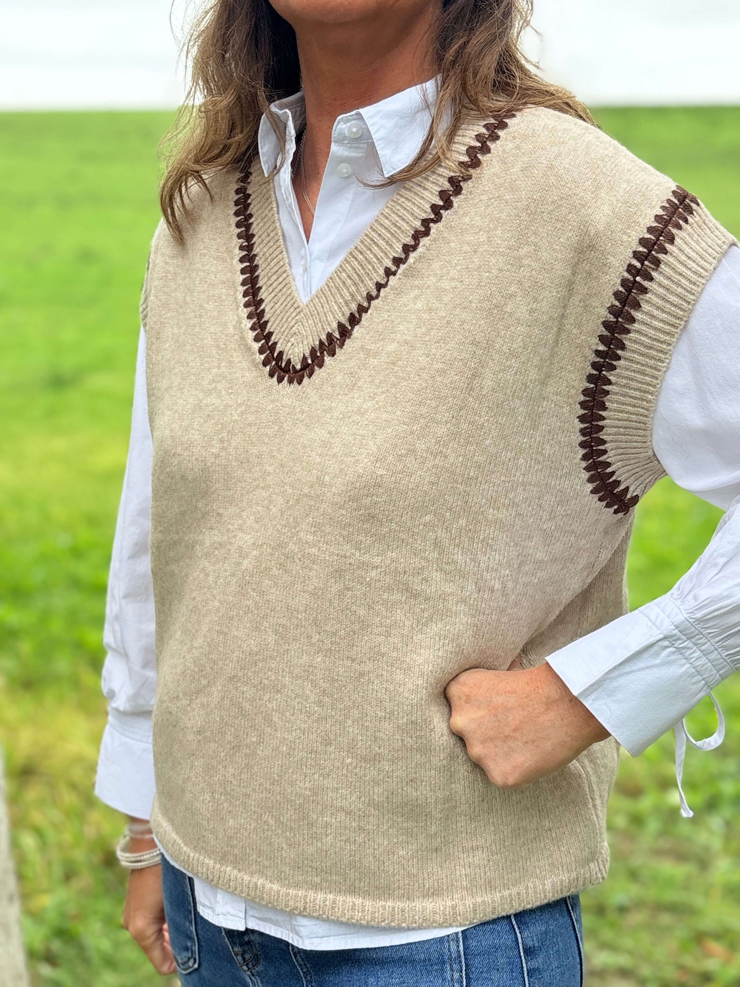 Pull sans manches femme beige col V contrasté