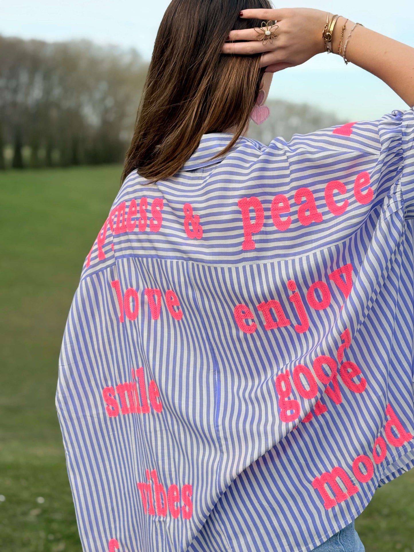 Message brodé fluo sur chemise Dalia