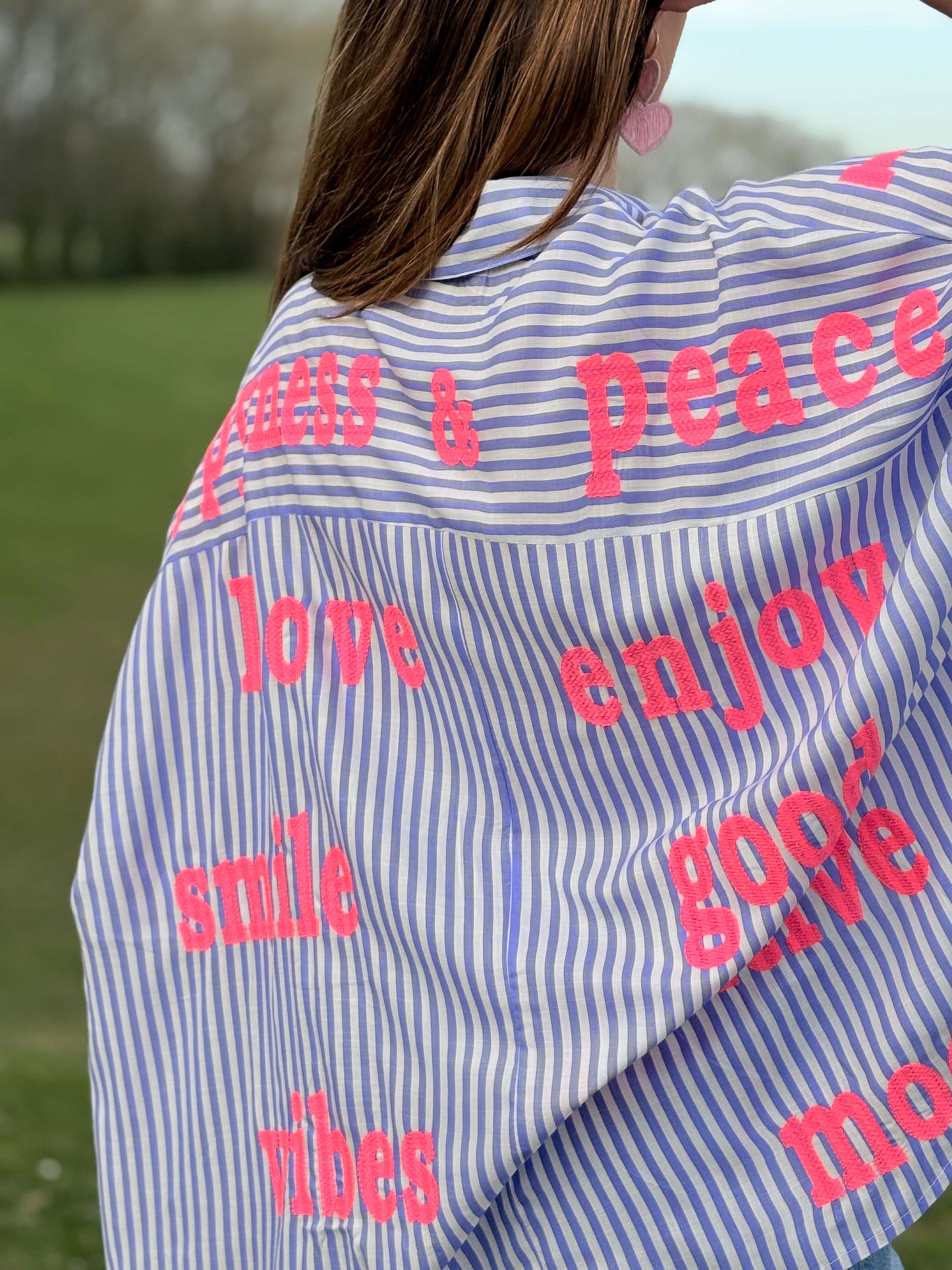 Chemise légère oversize avec broderies roses