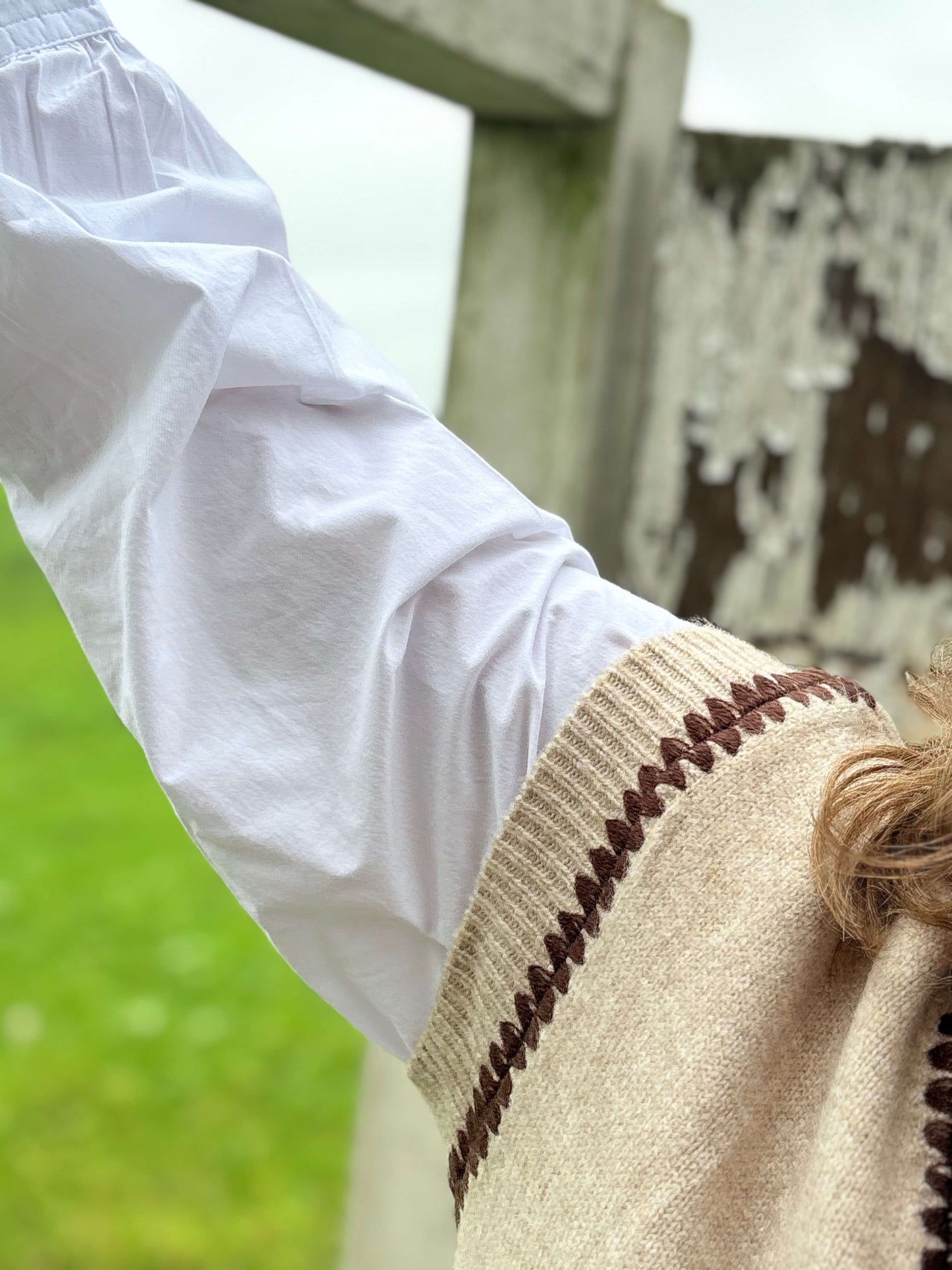 Pull beige clair femme col V avec liseré marron