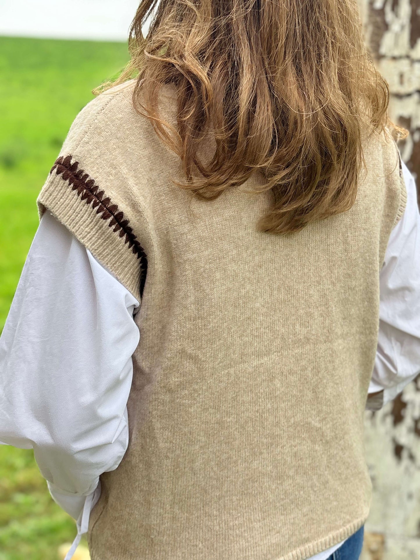 Dos du pull sans manches en maille douce beige