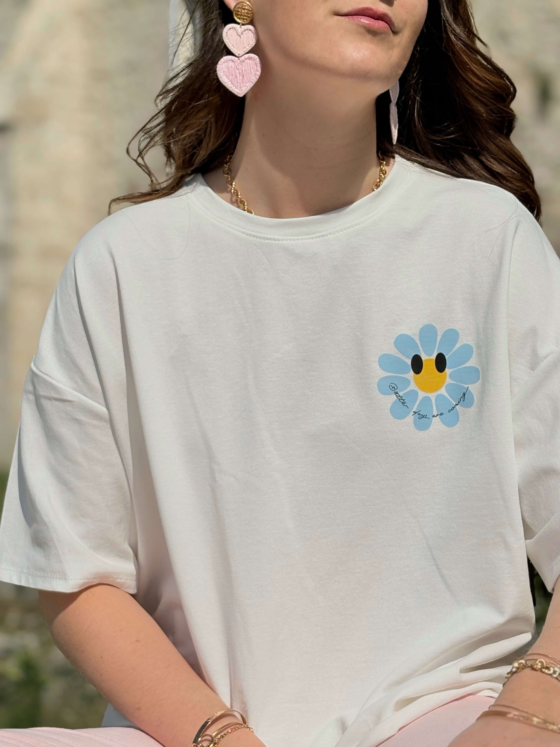 T-shirt oversize bleu et blanc porté femme