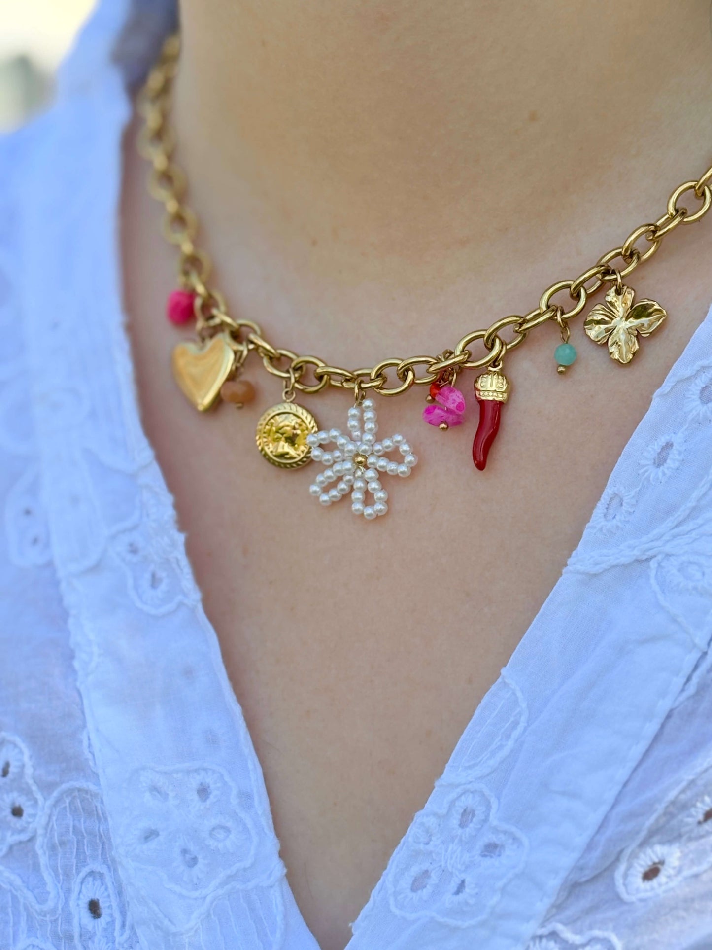 Collier doré avec pendentifs colorés