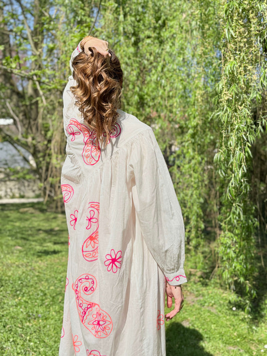 Robe blanche brodée fuchsia et orange dos