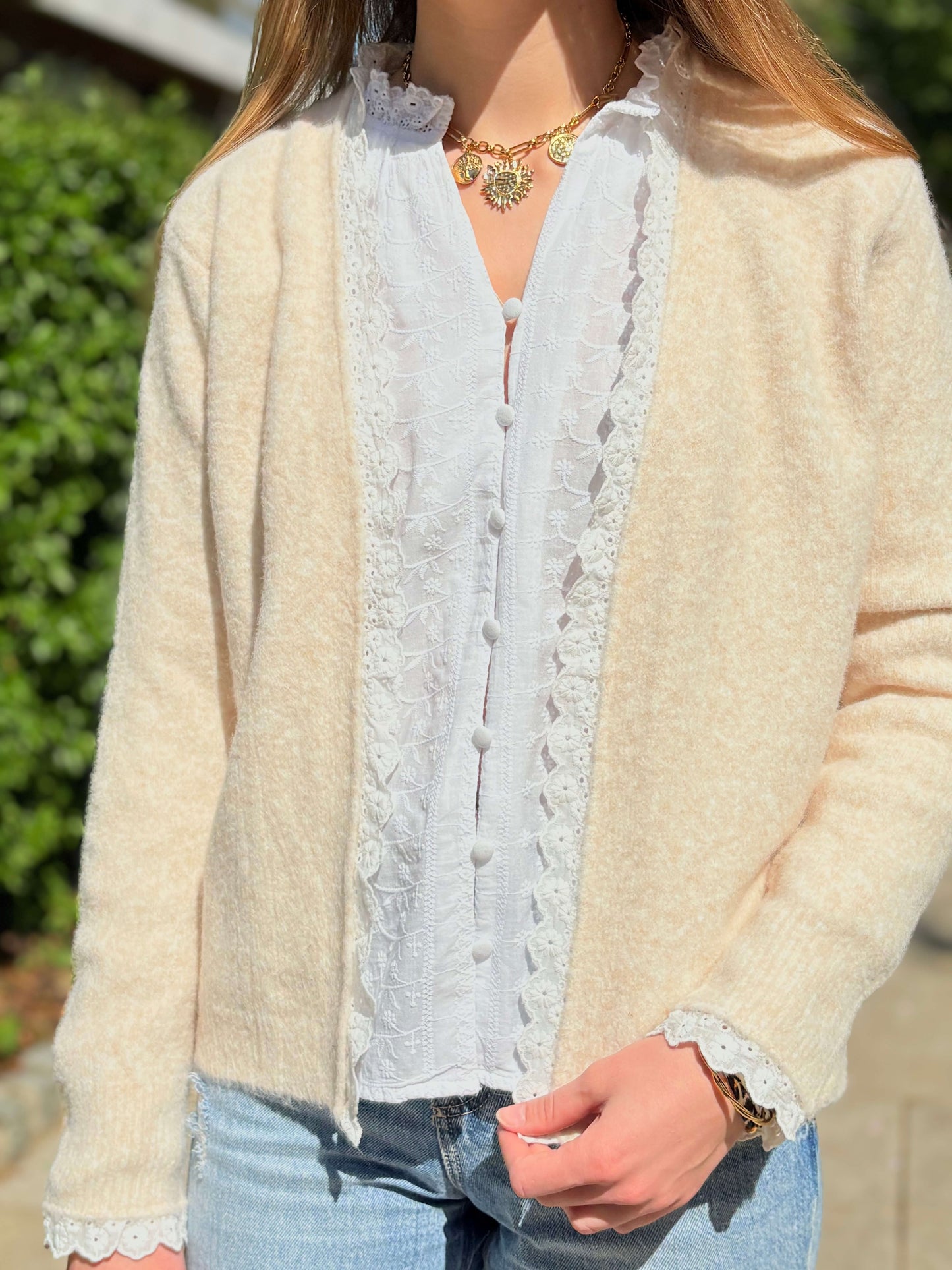 Gilet beige doux avec détail dentelle femme porté