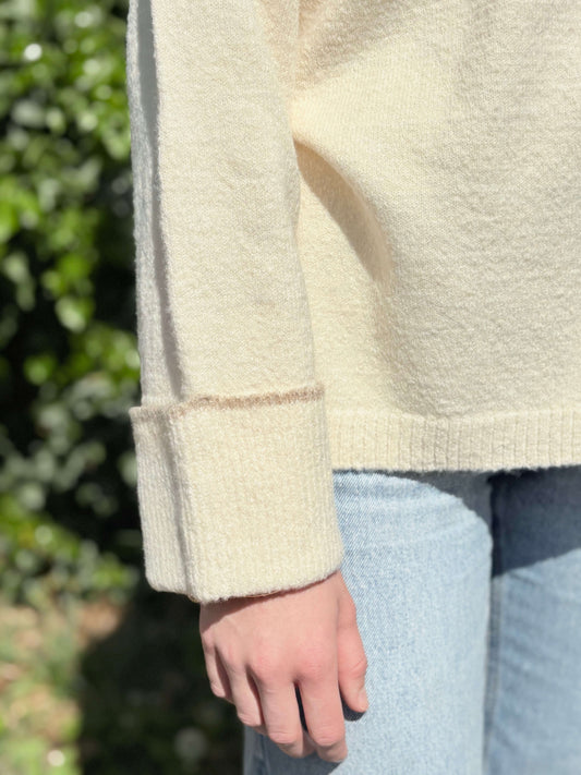 Détail manches retroussées beige