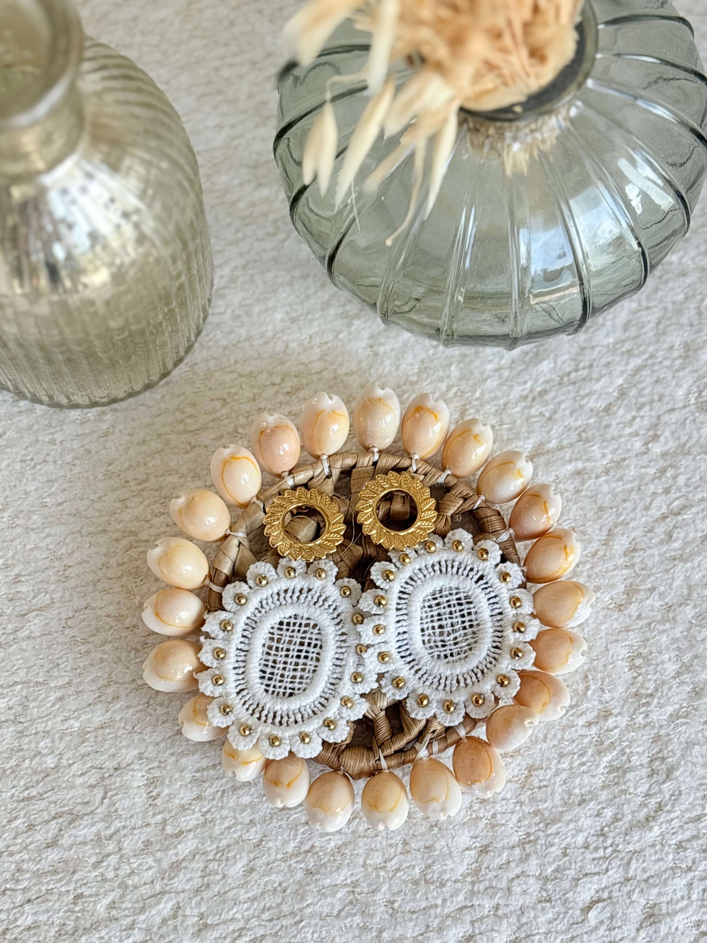 Boucles d’oreilles pendantes blanches et dorées