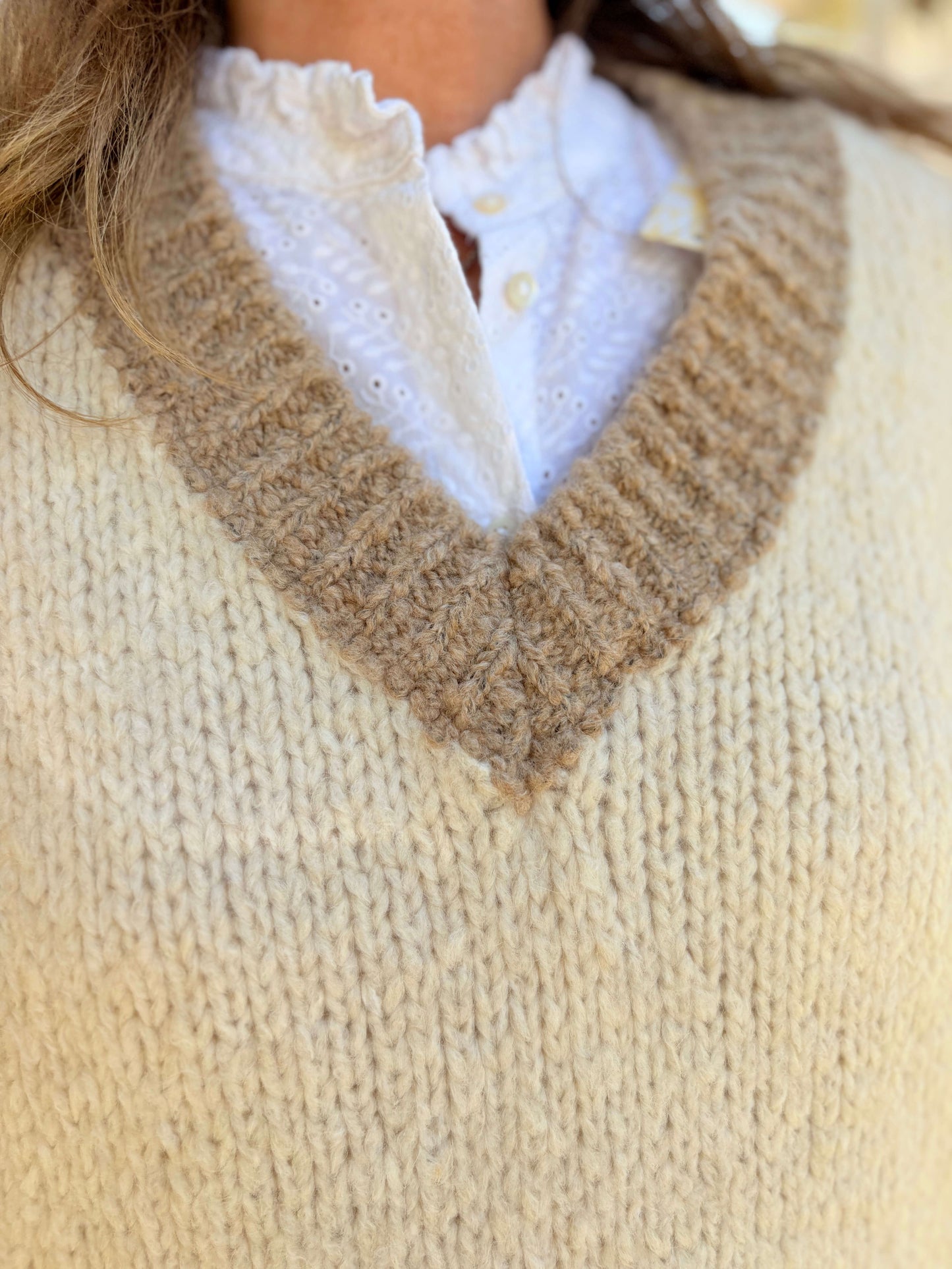 Col V pull sans manches en maille épaisse avec détails orange