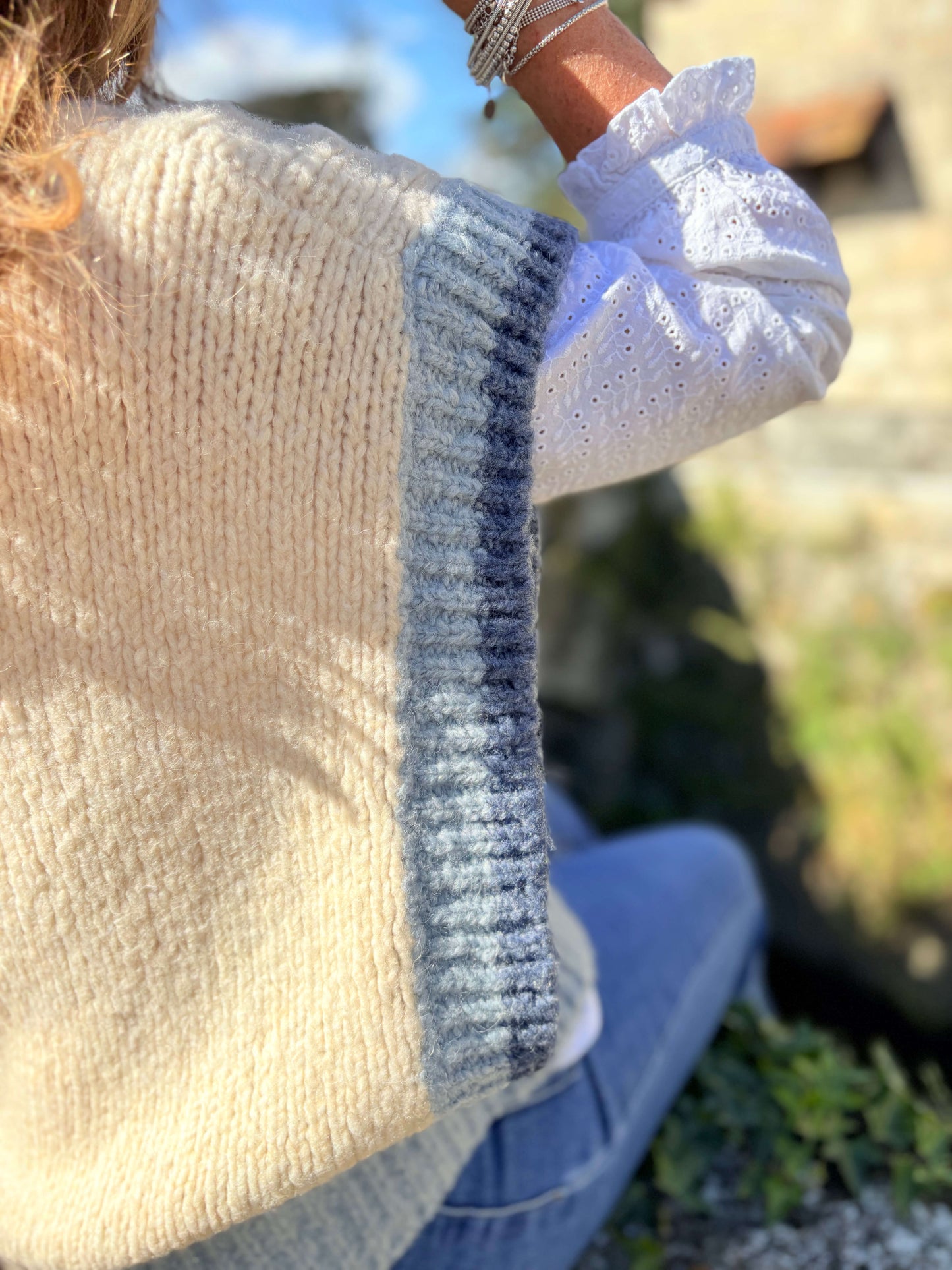 Pull sans manches beige et bleu en maille