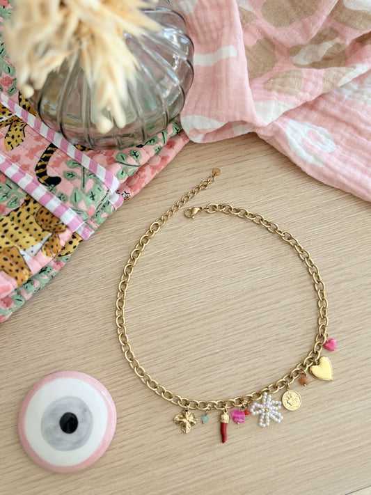 Détail des charms du collier en acier inoxydable