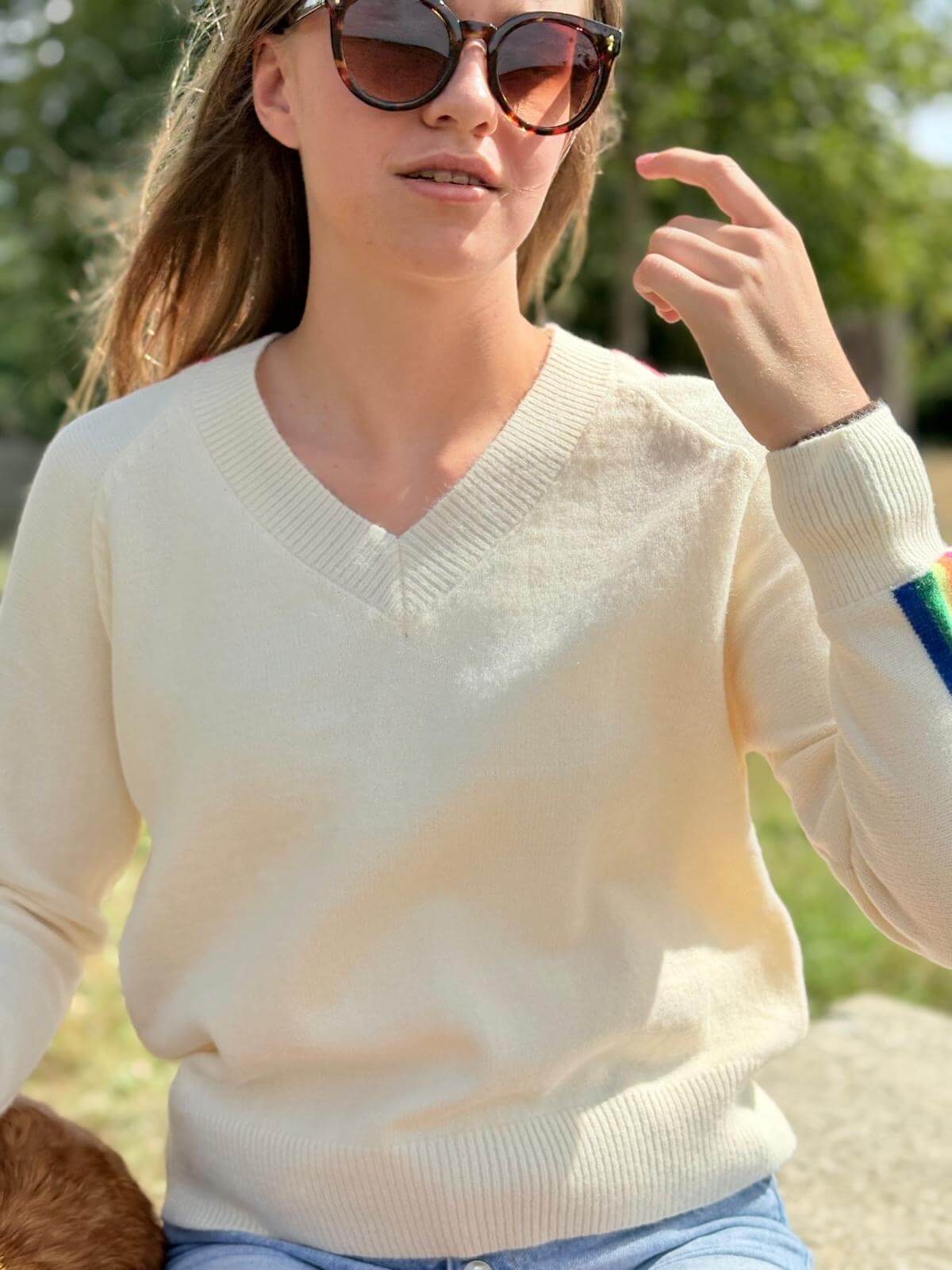 Pull femme léger en maille avec rayures colorées sur les manches