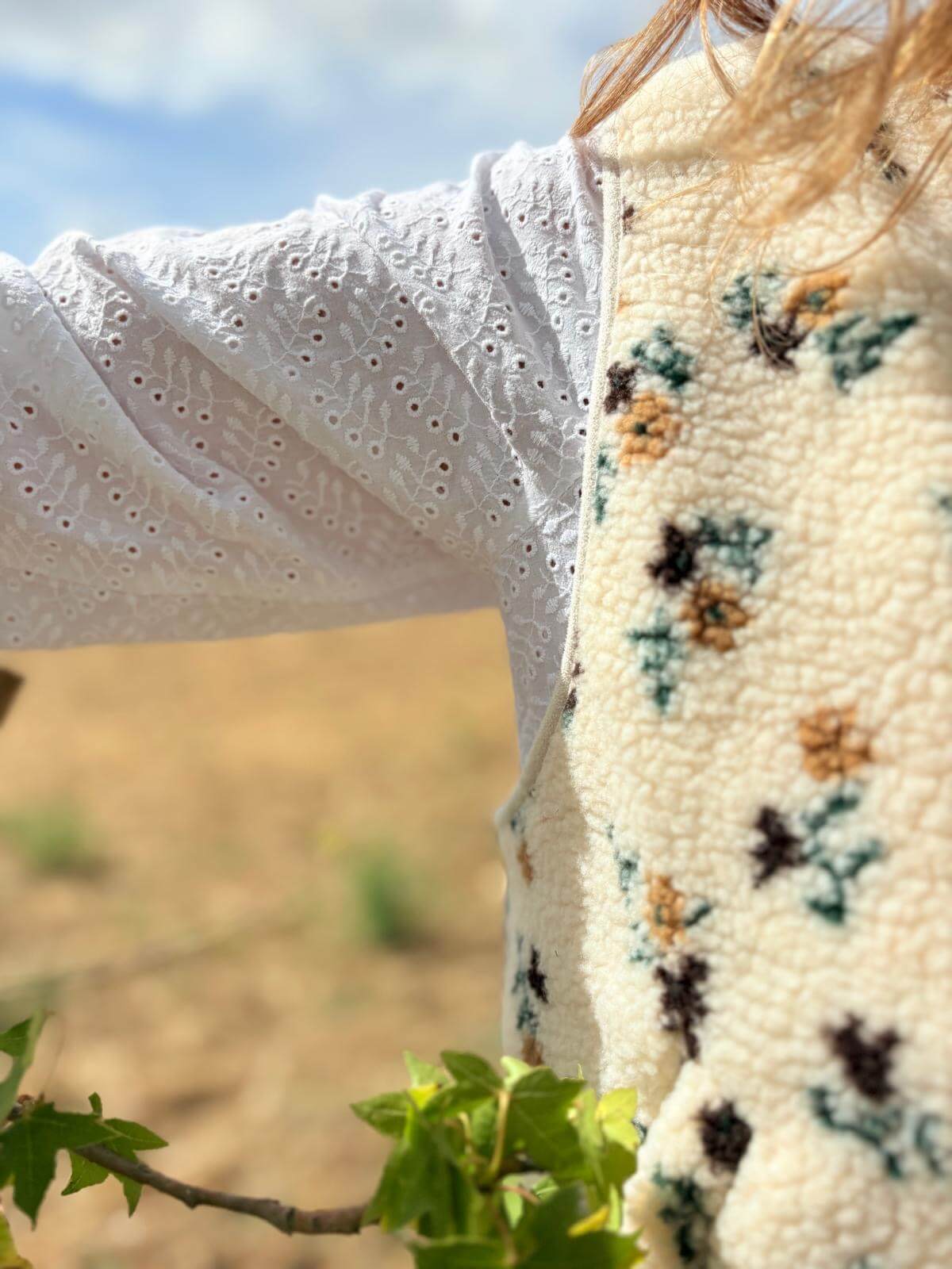 Détail veste sans manches femme sherpa fleurie automne