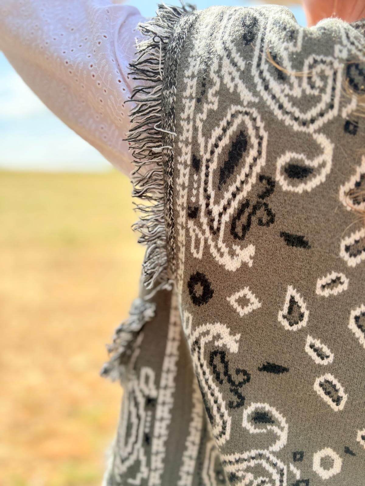 Veste femme motif bandana portée ceinturée
