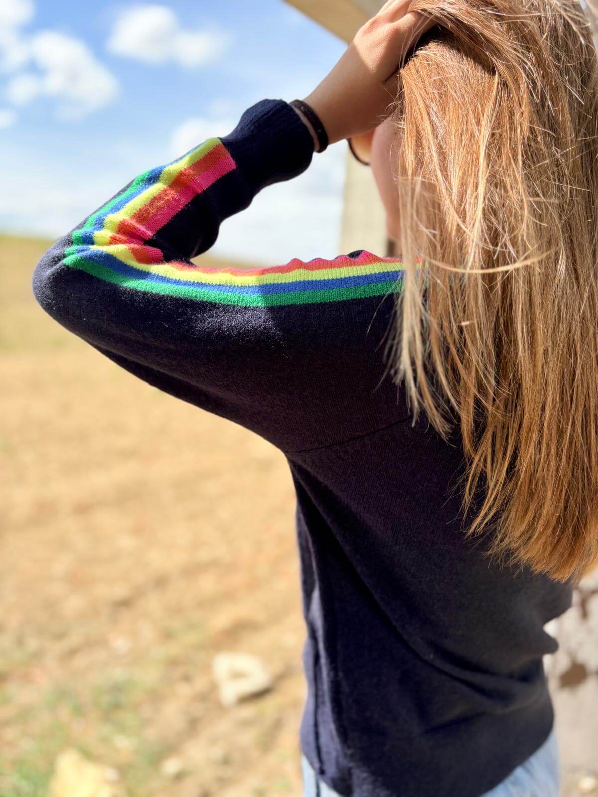 Gilet femme bleu marine avec des bandes colorées
