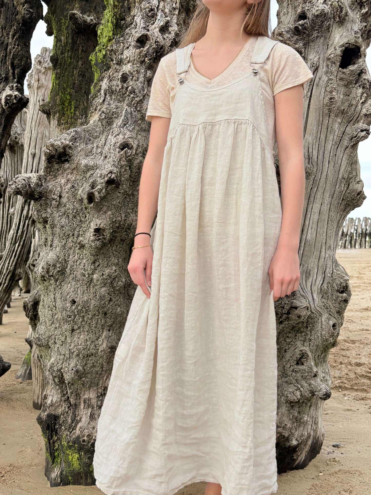 Robe salopette Luna beige en coton, style bohème chic – La Bohème Parisienne
