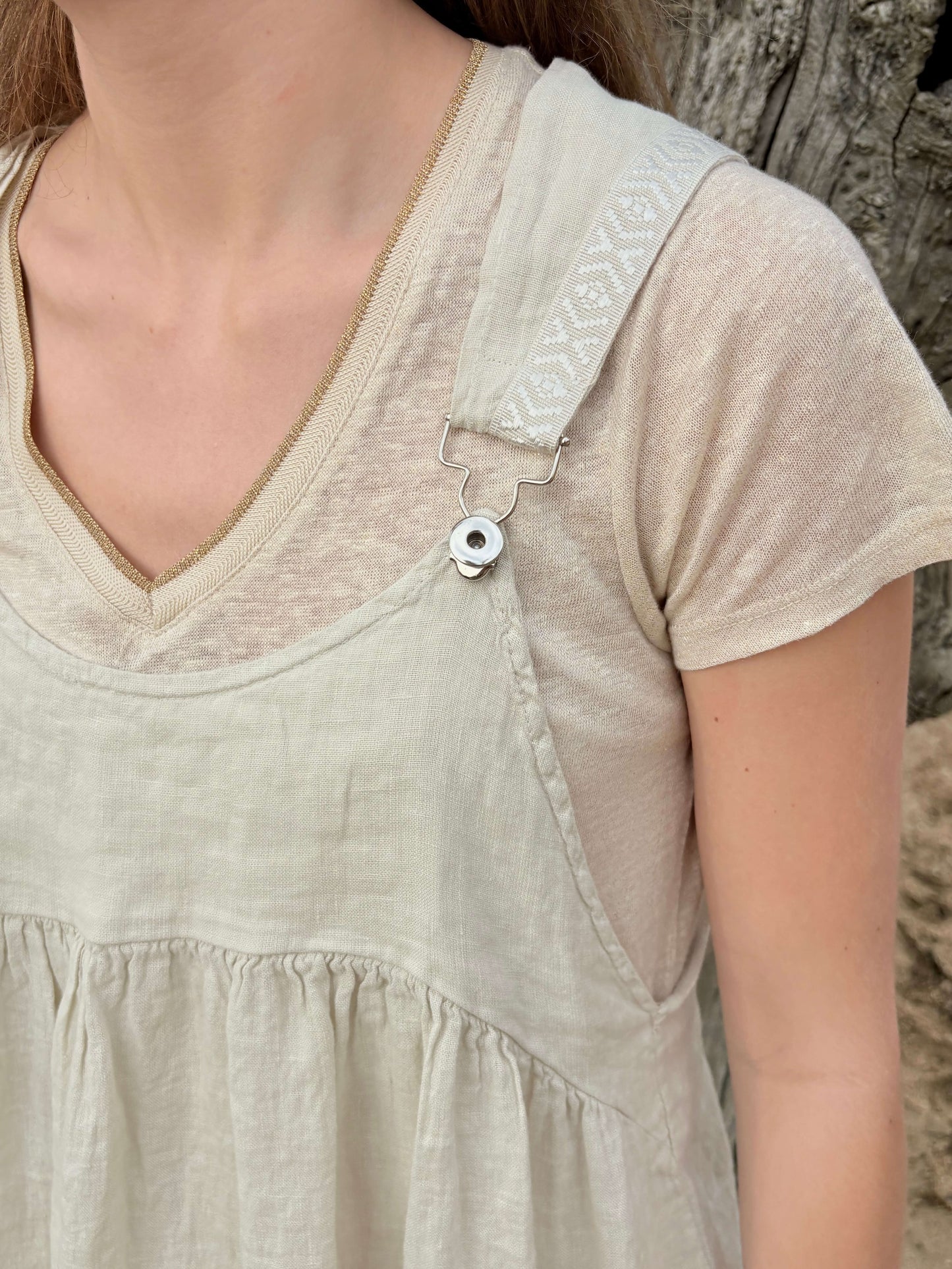 Robe salopette Luna beige en lin, style bohème chic détails – La Bohème Parisienne