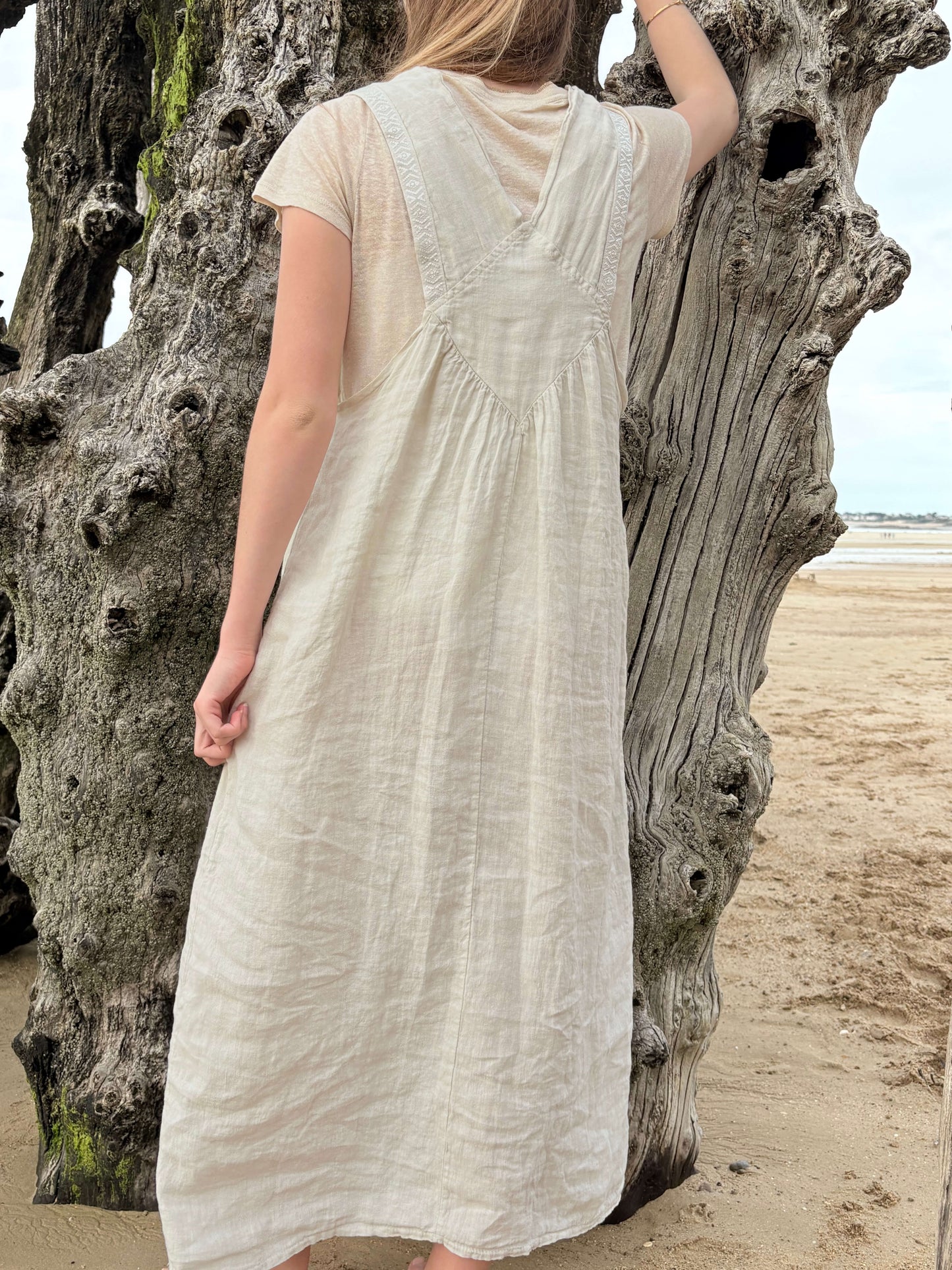 Robe salopette Luna beige en lin, style bohème chic dos – La Bohème Parisienne