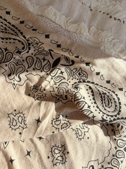 Détail foulard bandana femme carré porté en triangle