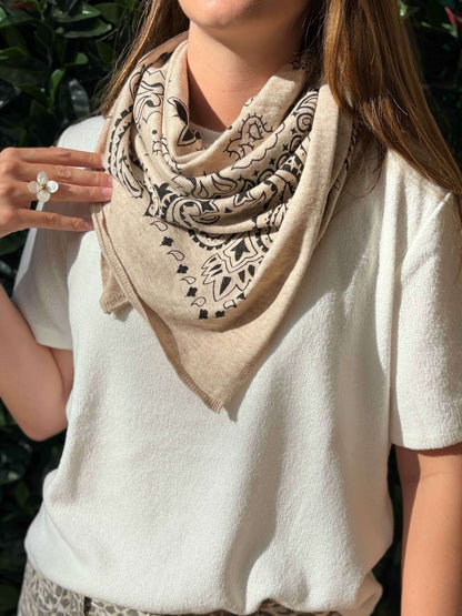 Foulard carré femme motif bandana bohème chic