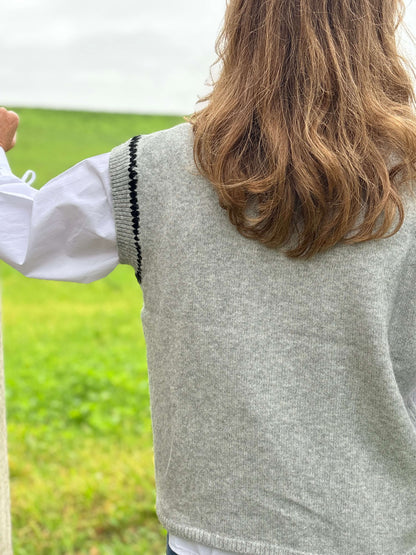 Dos pull sans manches femme gris col V contrasté