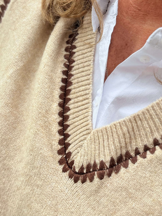 Détail col V lull sans manches femme beige col V contrasté
