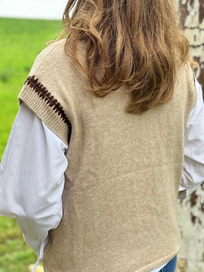 Dos du pull sans manches en maille douce beige