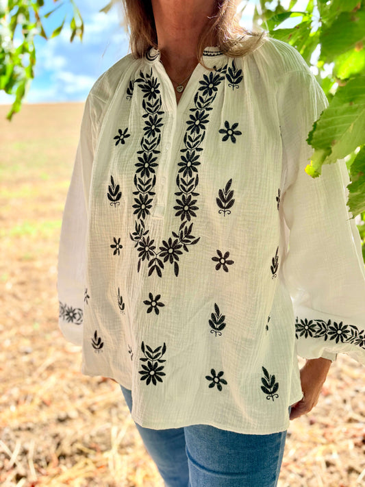 Chemise blanche en gaze de coton avec broderies bleu marine