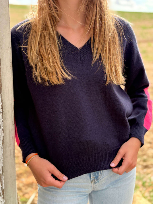 Pull femme bleu marine avec bande rose sur la manche