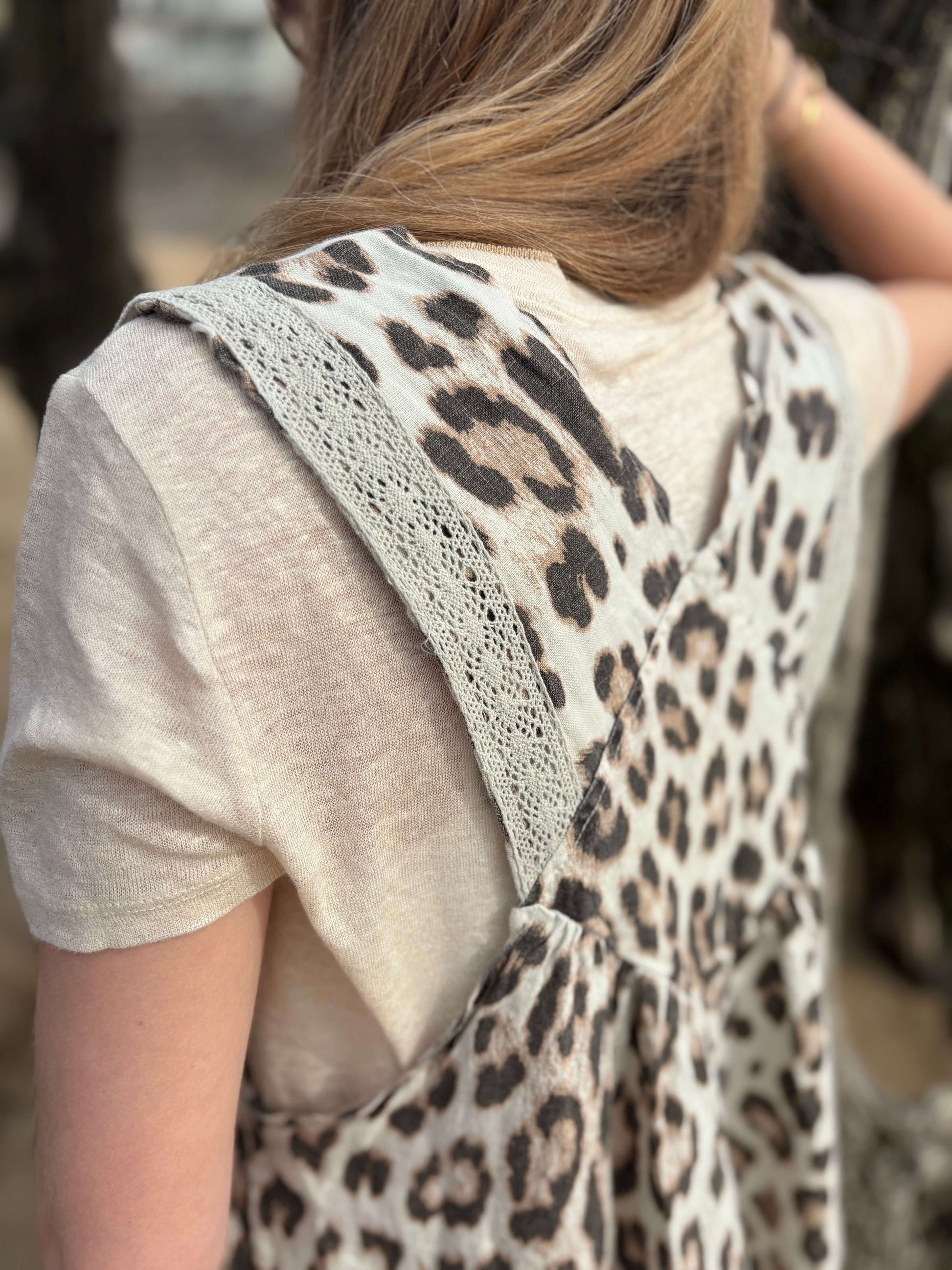 Robe salopette léopard clair en lin naturel dos détails – La Bohème Parisienne
