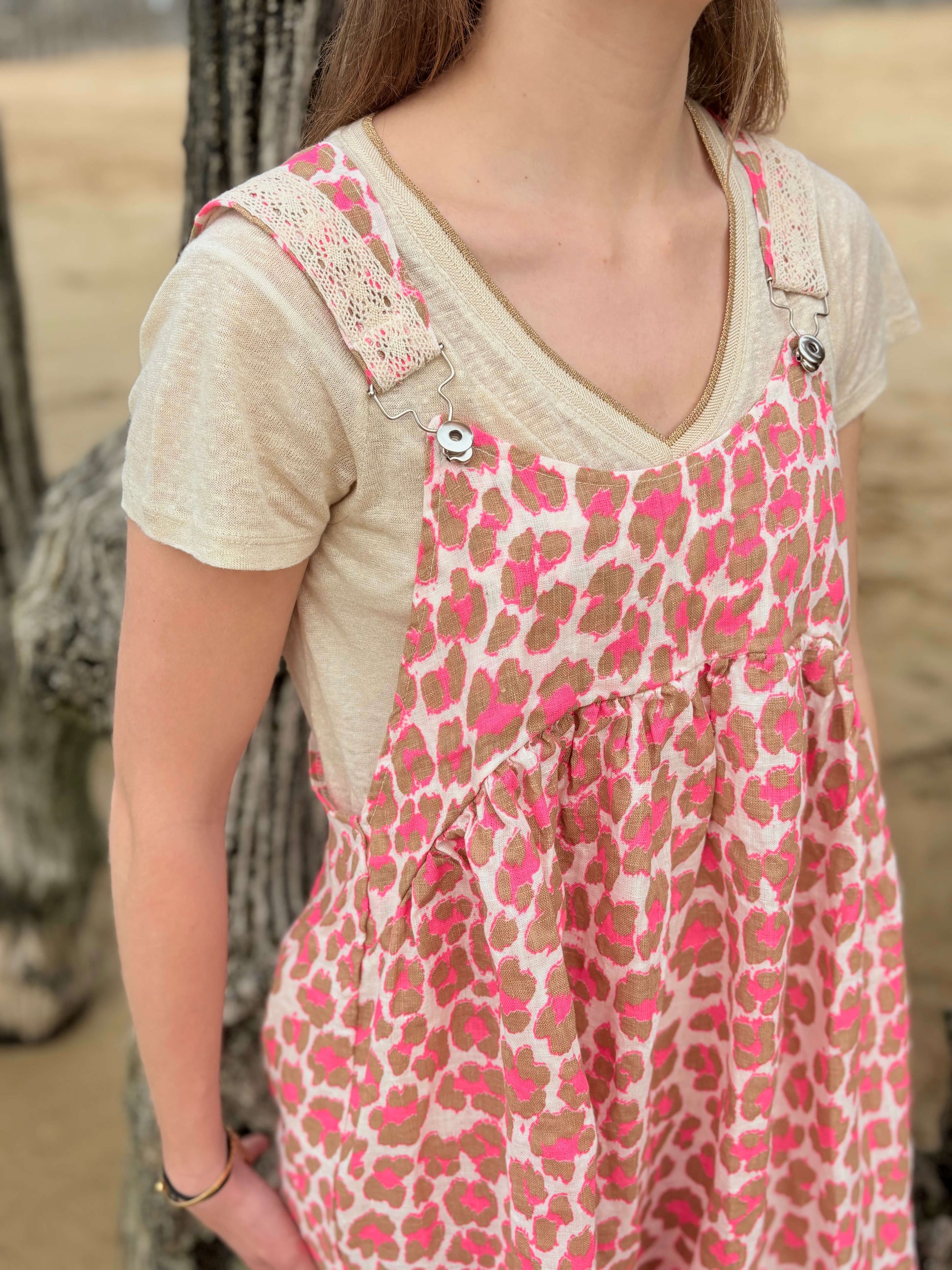 Robe salopette léopard rose en lin détails – La Bohème Parisienne
