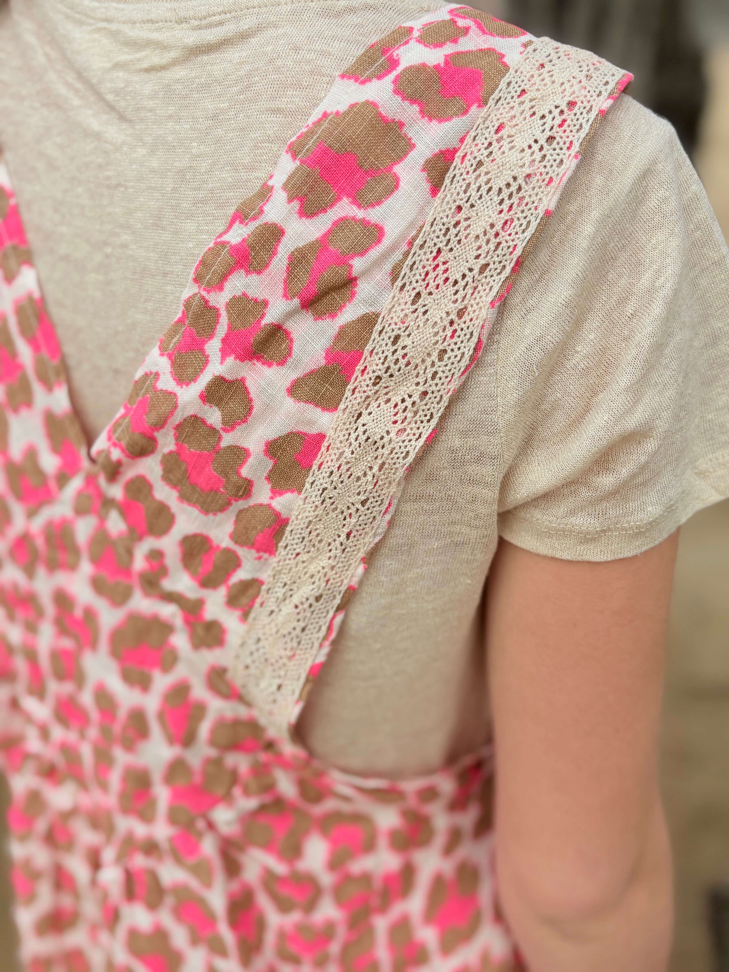 Robe salopette léopard rose en lin dos – La Bohème Parisienne