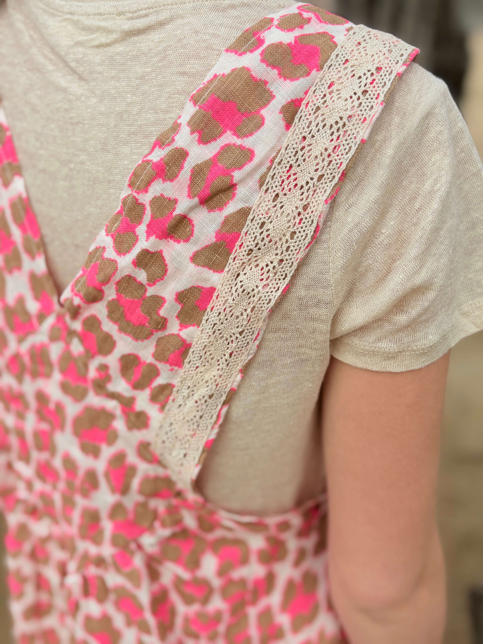 Robe salopette léopard rose en lin dos – La Bohème Parisienne